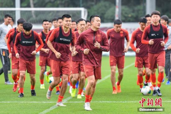 中国国家男子足球队球员为训练热身。/p中新社记者 陈骥旻 摄